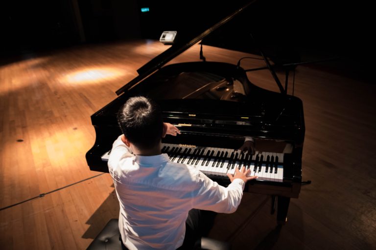 Niño tocando el piano